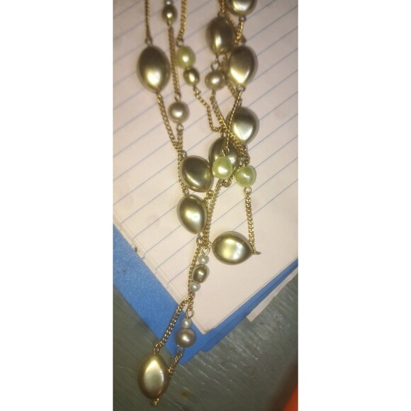 Graduated strand Pearl necklace three strands luminescent faux pearls - Picture 3 of 7